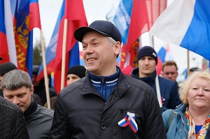 Губернатор Андрей Травников вместе с горожанами участвовал в празднике дня Весны и Труда