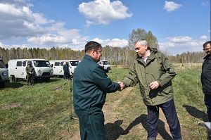 Андрей Травников вручил лесоводам ключи от спецавтомобилей