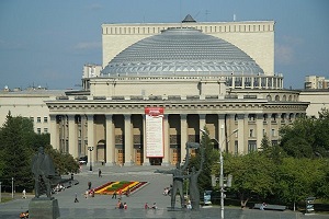 Скверу перед театром оперы и балета в Новосибирске дали имя