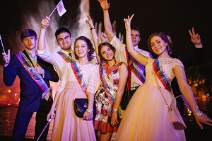 Тысячи школьников посетили уникальный выпускной в московском Парке Горького