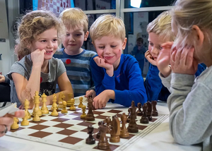 Школьников Москвы учат играть в шахматы с первого класса