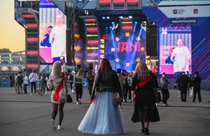 Школьники отметили выпускной в парке Горького