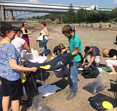Новосибирские блогеры очистили набережную от мусора