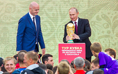 В Новосибирск привезли Кубок Чемпионата мира по футболу FIFA-2018