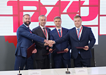 Андрей Травников подписал соглашения о сотрудничестве во время работы ПМЭФ-2019