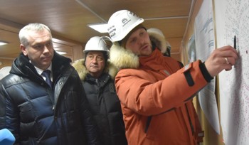 Андрей Травников проконтролировал завершающий этап установки свай на строительстве ледовой арены