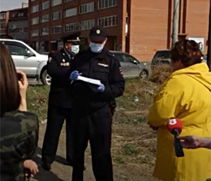 Красноярские полицейские из-за жесткого обращения с животными выписали штраф о нарушении самоизоляции