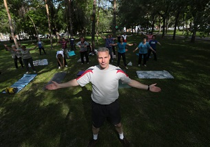Главный физкультурник Новосибирска открывает сезон парковой гимнастики