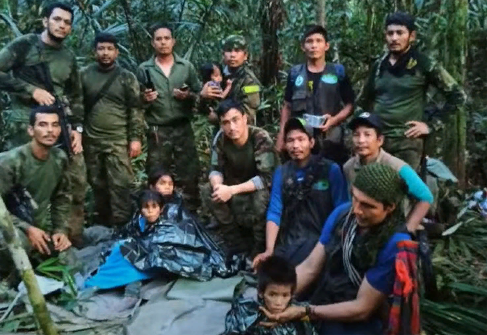 Пропавших после авиакатастрофы в Колумбии детей нашли живыми в джунглях через 40 дней