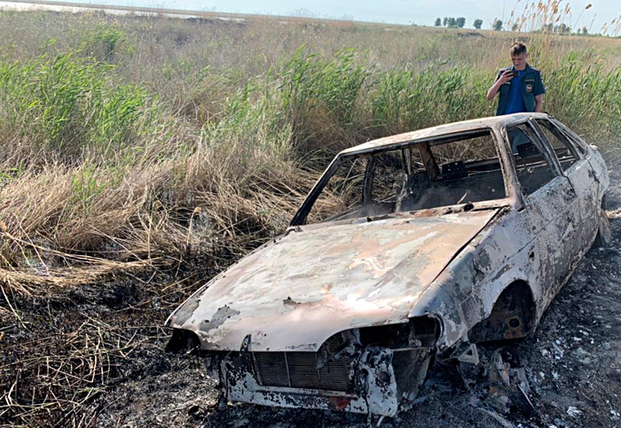 В сгоревшем автомобиле на озере Чаны Новосибирской области нашли тело 19-летнего парня