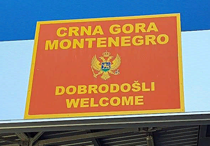 Аэропорт в Тивате Черногория не справляется с большим наплывом туристов
