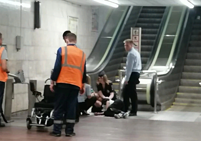 Женщина в инвалидной коляске упала с эскалатора в новосибирском метро
