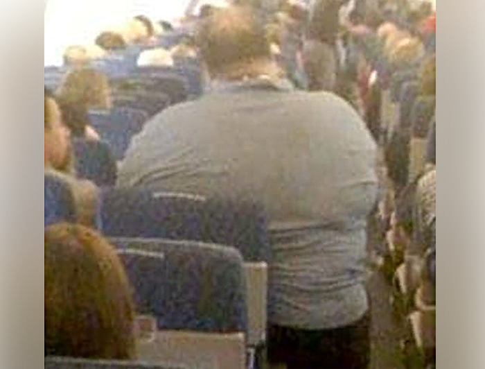 Толстого туриста три часа вытаскивали подъемником из кресла в самолете