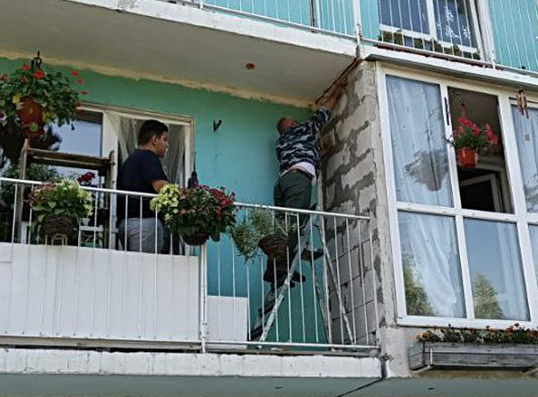 Судебные приставы в Новосибирске разрешили балконный конфликт двух соседок