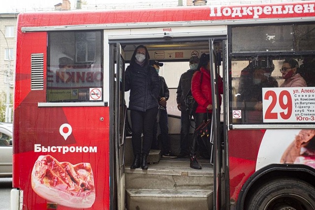 В Новосибирске пассажиров без масок из транспорта массово выводят с полицией