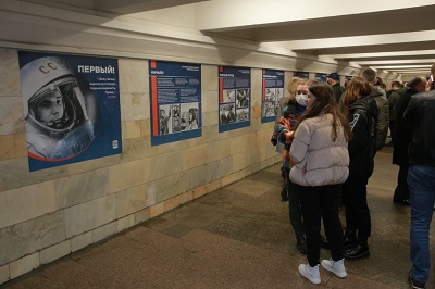 Образ первого космонавта Юрия Гагарина запечатлели в камне в новосибирском метро