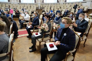 Волонтёров региона наградили памятными медалями Президента России