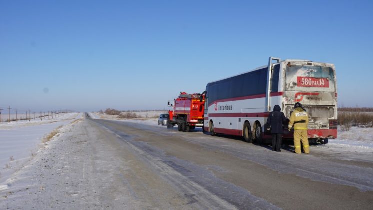 В минус 40 во втором часу ночи на алтайской трассе сломался автобус с детьми