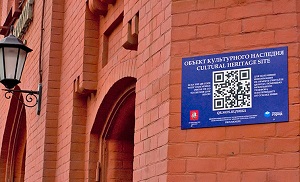 Плакаты с QR-кодами маршрутов портала «Узнай Москву» начали размещать в столичных парках