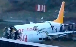 В Турции в аэропорту загорелся самолёт