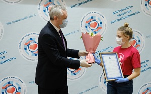 Cтудентов Новосибирского медицинского колледжа наградили за борьбу с COVID-19