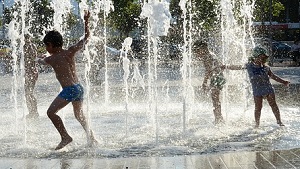 Жители Новосибирска жалуются на голых детей в городском фонтане