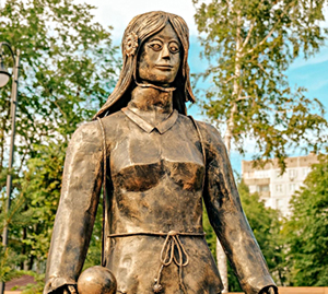 Подружка дровосека: странная скульптура испугала новосибирцев