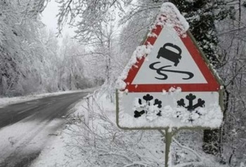 Новосибирским автолюбителям советуют взять в дорогу термос и одеяло