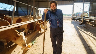 Глава проекта ОНФ «Народный фермер» Олег Сирота просит помочь крымскому сыроделу