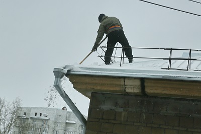 Мэр Новосибирска Анатолий Локоть поручил усилить контроль за уборкой снега с крыш