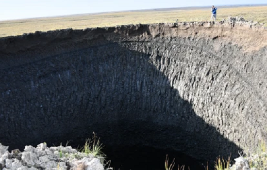 На севере Западной Сибири из-за глобального потепления появились гигантские ямы в земле