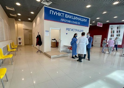 В Новосибирске в торговом центре открылся первый мобильный пункт вакцинации от COVID-19
