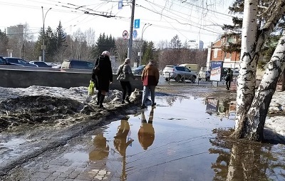 В Новосибирске рассказали когда исчезнут лужи на городских дорогах и тротуарах