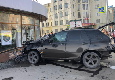 Пытаясь проскочить на "красный" водитель БМВ сбил пешеходов и врезался в здание. Видео с места аварии в центре Новосибирска