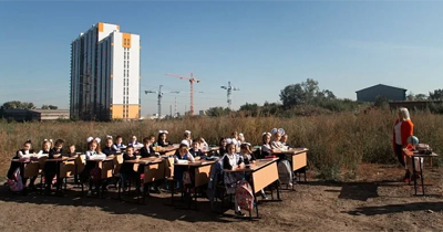 В Красноярске детей отправили учиться на улицу