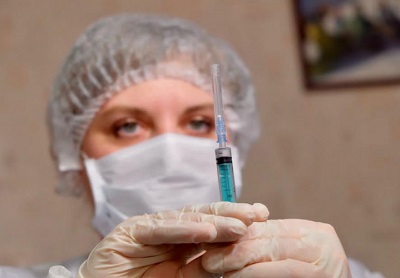 Инфекционист Поздняков: "Ревакцинироваться можно любой вакциной"