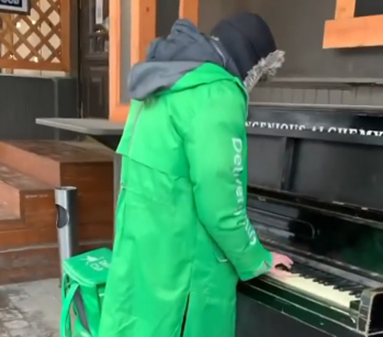 Сыграл на пианино на улице курьер службы доставки в Новосибирске
