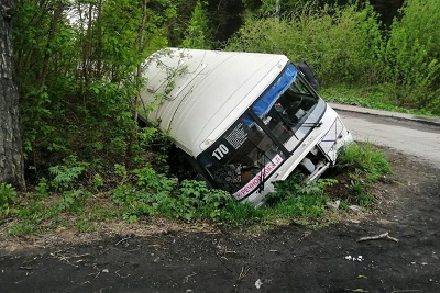 В Новосибирском районе перевернулся автобус. Причина аварии — подростки на самокатах