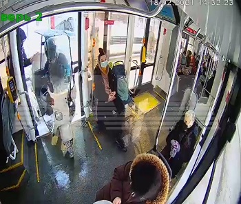 В Москве доставщик пиццы заехал в трамвай на мопеде
