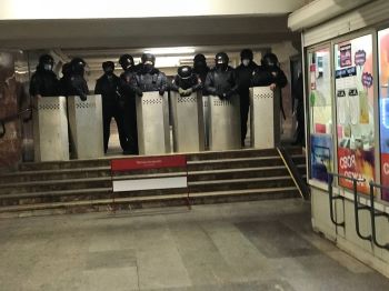 В Новосибирске силовики не дают гражданам выйти из метро 