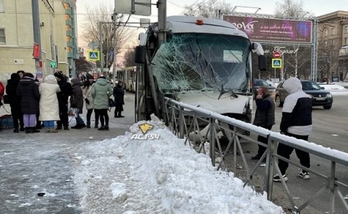 В Новосибирске автобус с детьми попал в аварию. ДТП на Красном проспекте проверит прокуратура