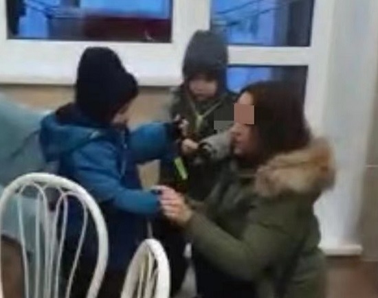 Пропавших трехлетних двойняшек вернули маме в Новосибирске