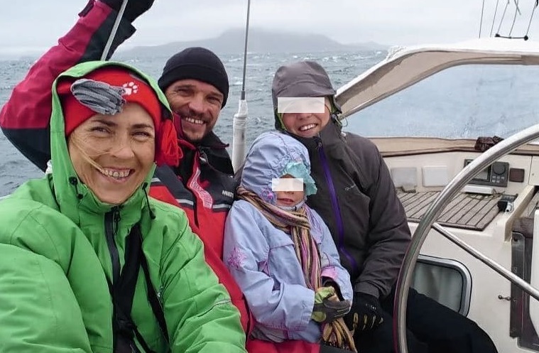 Семья путешественников из Новосибирска из-за коронавируса терпит бедствие в океане