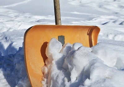 Снег в Новосибирске чистят осуждённые к исправительным работам