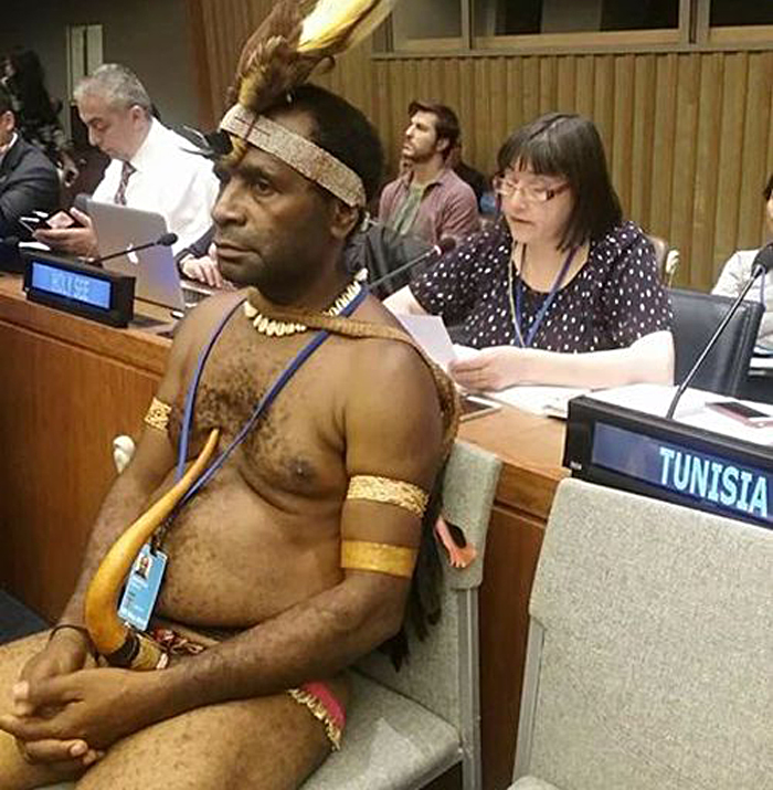 Посол Западной Гвинеи в национальном костюме на заседании ООН насмешил интернет