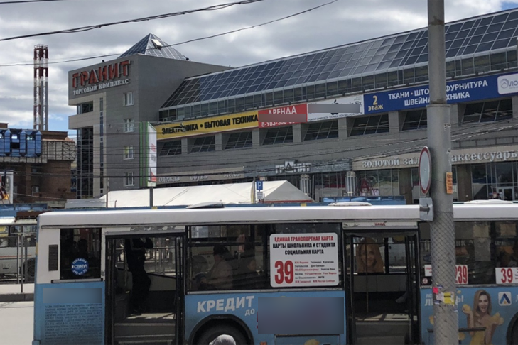 Новая остановка автобусов и троллейбусов появилась на площади Карла Маркса в Новосибирске