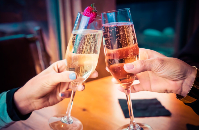 Шампанское, оливье и макаруны на борту: авиакомпания поздравит пассажиров с Новым годом