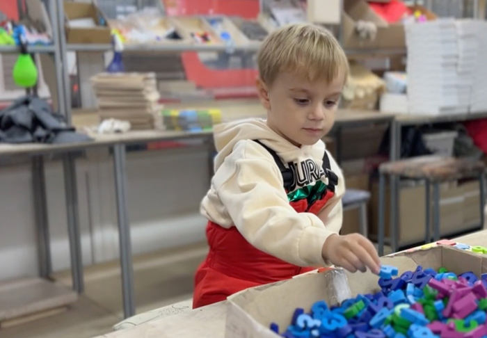 Фабрика игрушек Alatoys приняла на работу пятилетнего ребенка