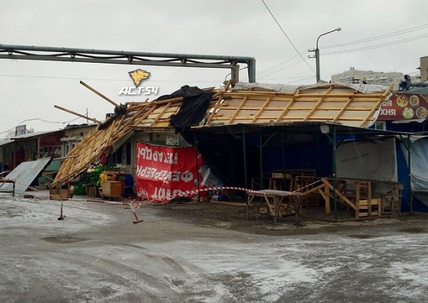 Сильный ветер в Новосибирске сорвал крышу с торгового павильона
