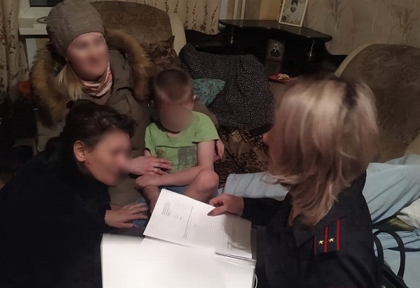 В Омске пропавшего 8-летнего мальчика нашли дома за диваном